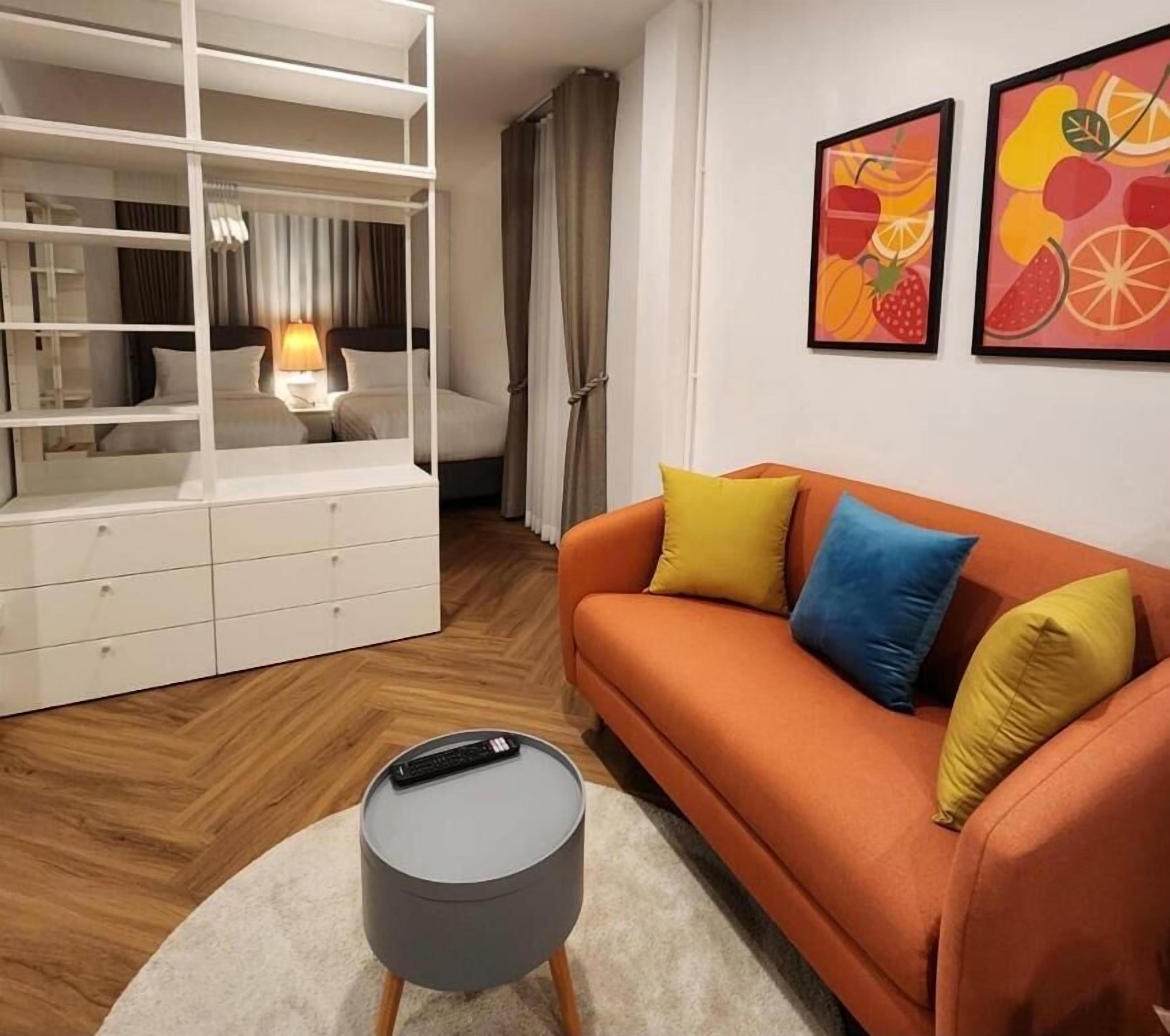 Deluxe Twin Room, City View | Living area