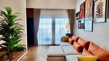 Deluxe Loft, 1 Bedroom | Living area