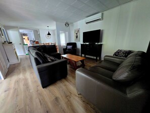 Living area - Chalet on the shores of Lac Long in Temiscouata (Riviere-bleue)