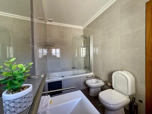 Shower, hair dryer, towels, toilet paper - Burgau Serenity (Luz)