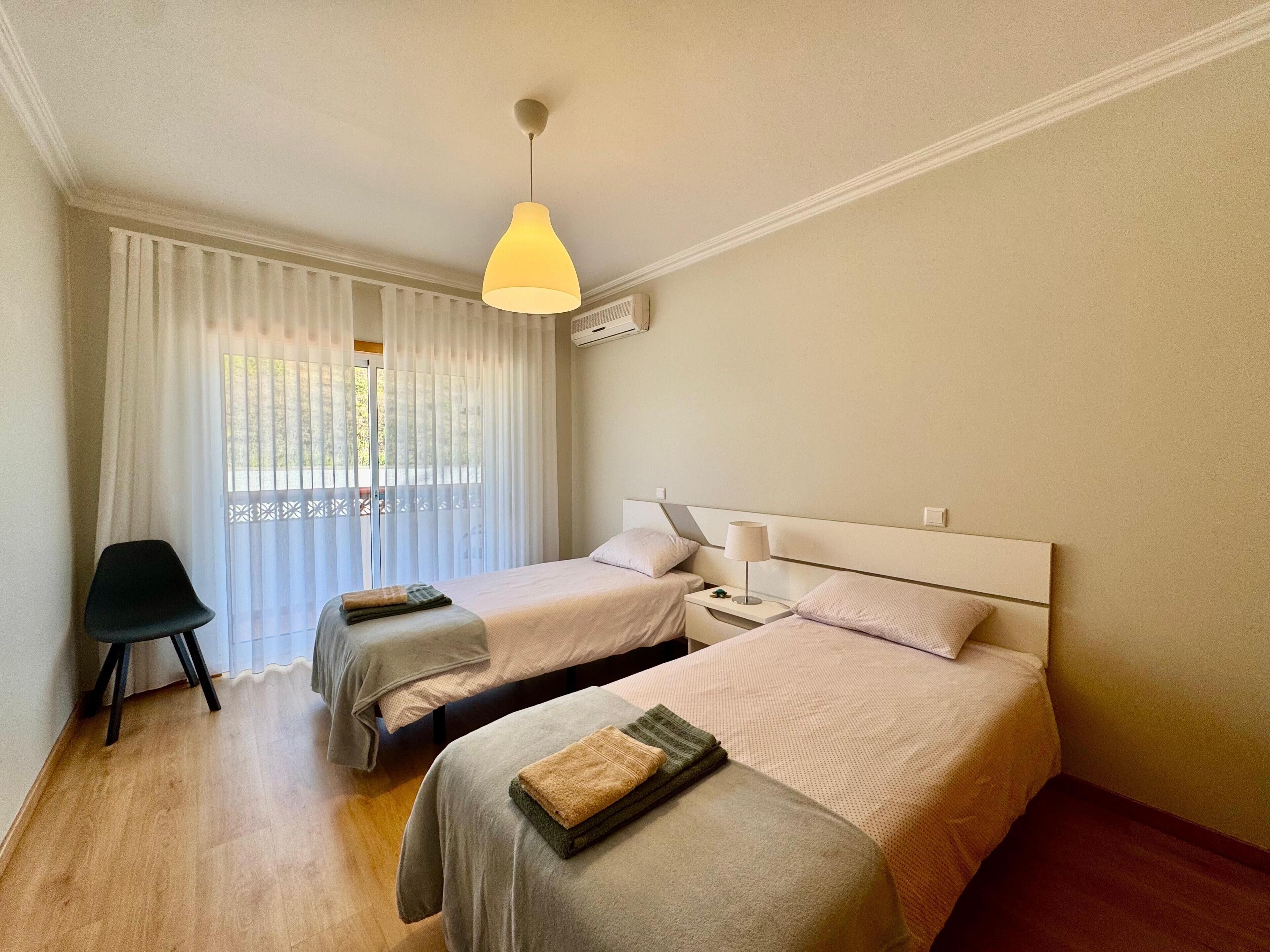 3 bedrooms, iron/ironing board, internet, bed sheets