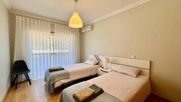 3 bedrooms, iron/ironing board, internet, bed sheets