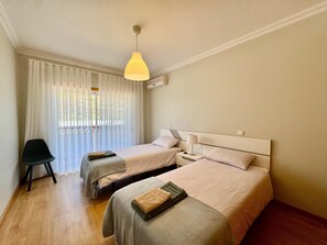 3 عدّة غرف نوم ومكواة/لوح كي وخدمة الإنترنت وملاءات أسرّة