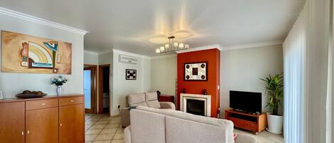 Télévision, cheminée