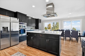 ثلاجة، ميكروويف، فرن، غسالة أطباق