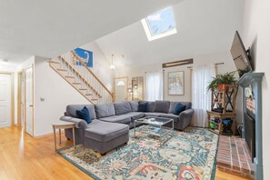 Télévision, cheminée, livres