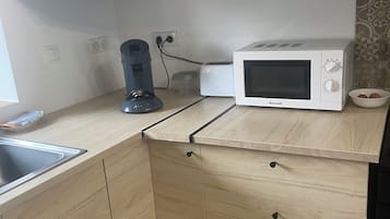 Een microgolfoven, een oven, een kookplaat, een vaatwasser