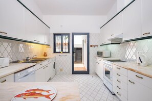Fridge, microwave, oven, stovetop - Casa Florisa (Almancil)