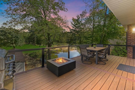 Outdoor dining. Waterfront Hot Tub Retreat Near Foxwoods, Mohegan Sun & Casinos