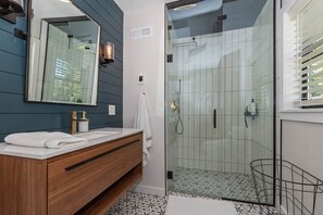 Shower, hair dryer, bidet, towels