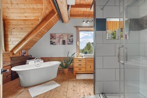 Shower, towels, soap, toilet paper - The log house (Sainte-Marie)