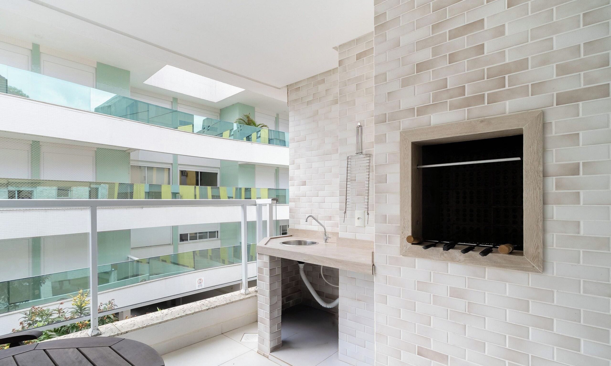 Un apartamento moderno con balcón, lavaplatos integrado y espacio para vinos.