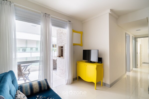 Apartamento básico | Área de estar | Smart TV 32 polegadas com canais digitais