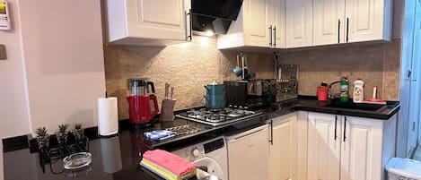 Een koelkast, een microgolfoven, een kookplaat, een waterkoker