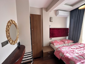2 habitaciones, tabla de planchar con plancha y cuna de viaje 