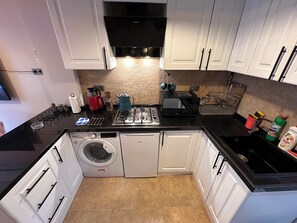 Réfrigérateur, four à micro-ondes, surface de cuisson