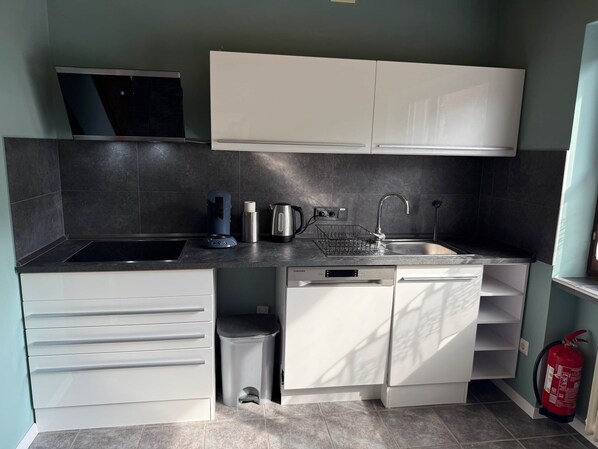 Mikrowelle, Ofen, Herdplatte, Geschirrspüler