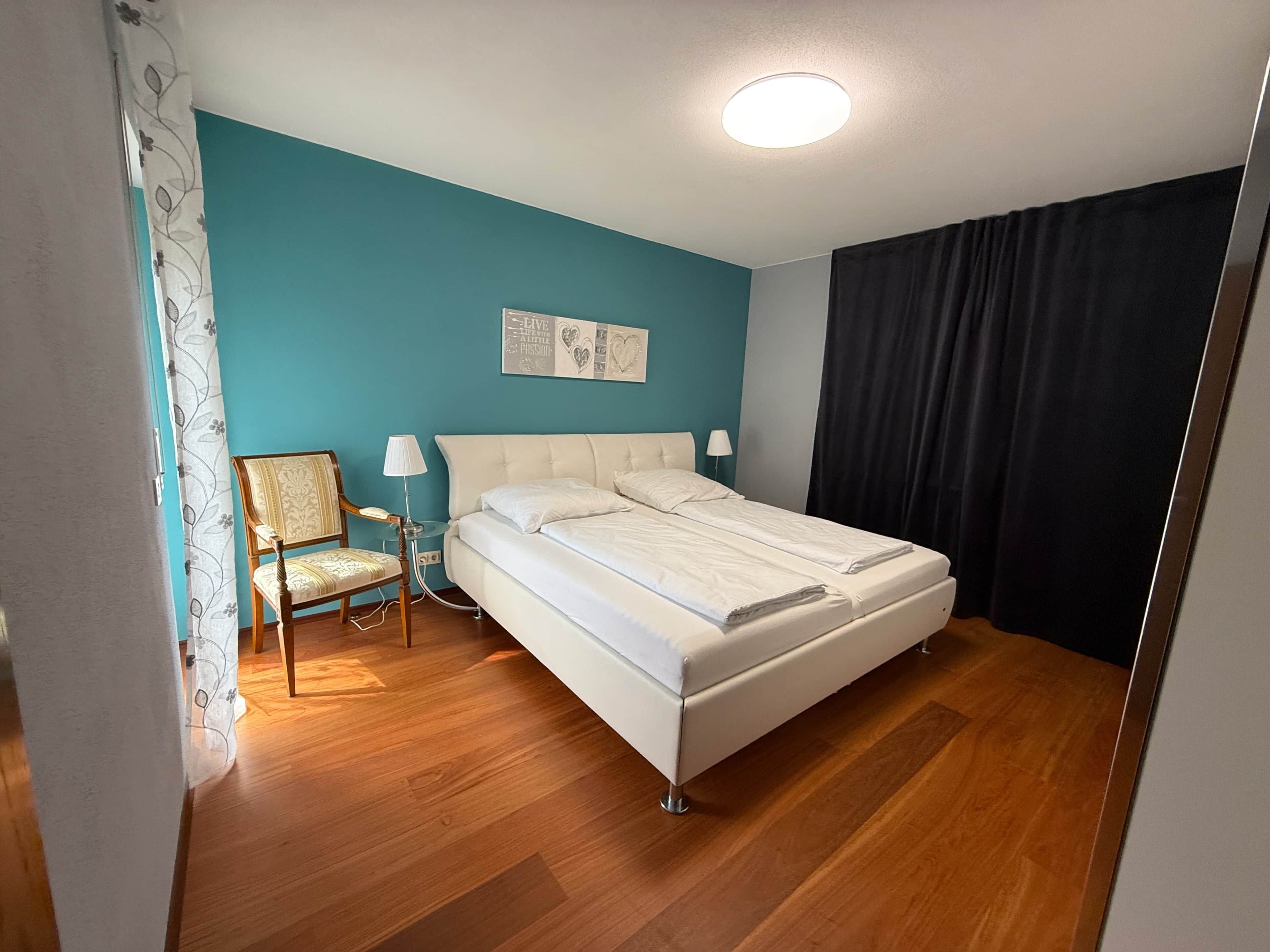 Schlafzimmer 1 Master bedroom