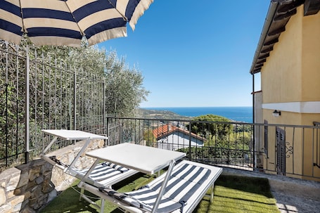 Outdoor dining. Apartment 'La Quiete Nel Bosco' with Sea View, Private Garden and Wi-Fi