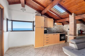 Fridge, microwave, oven, stovetop - Apartment 'La Quiete Nel Bosco' with Sea View, Private Garden and Wi-Fi (Cipressa)