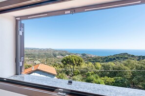 Interior - Apartment 'La Quiete Nel Bosco' with Sea View, Private Garden and Wi-Fi (Cipressa)
