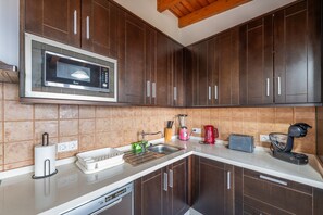 Frigorífico, microondas, horno y placa de cocina