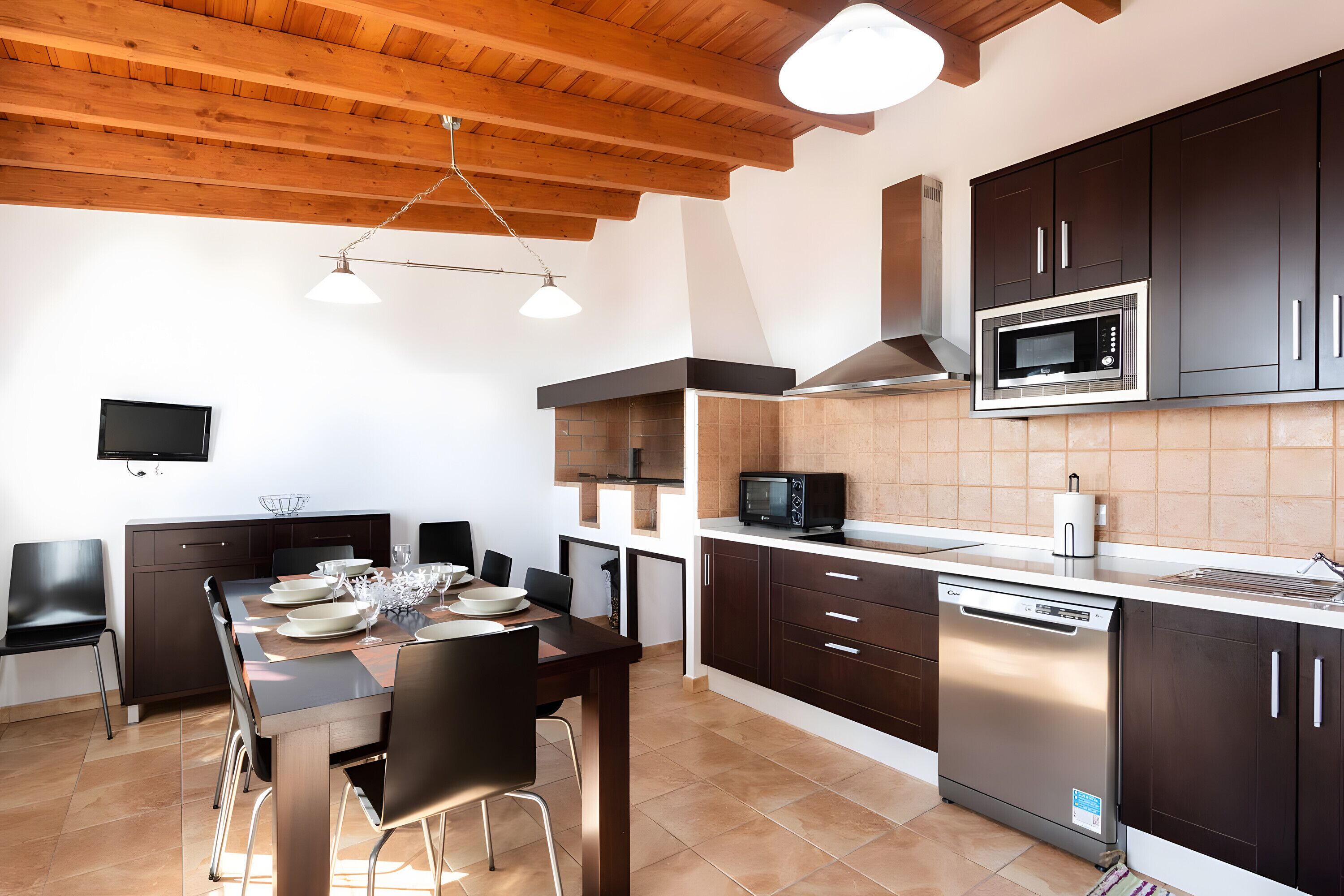 冷蔵庫、電子レンジ、オーブン、コンロ