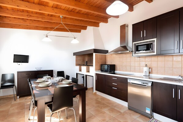 Frigorífico, microondas, horno y placa de cocina