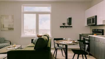 Apartamento, 1 cama Queen e sofá-cama | Área de estar | Smart TV