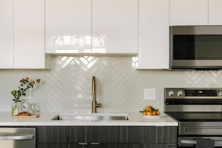 Full-size fridge, microwave, oven, stovetop