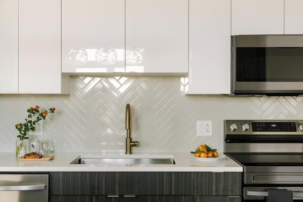 Full-size fridge, microwave, oven, stovetop - Sosuite at The Ovation (Philadelphia)