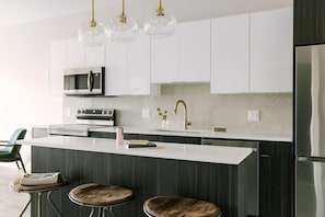 Full-size fridge, microwave, oven, stovetop