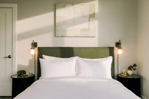 Una scrivania, postazione laptop, tende oscuranti, ferro/asse da stiro