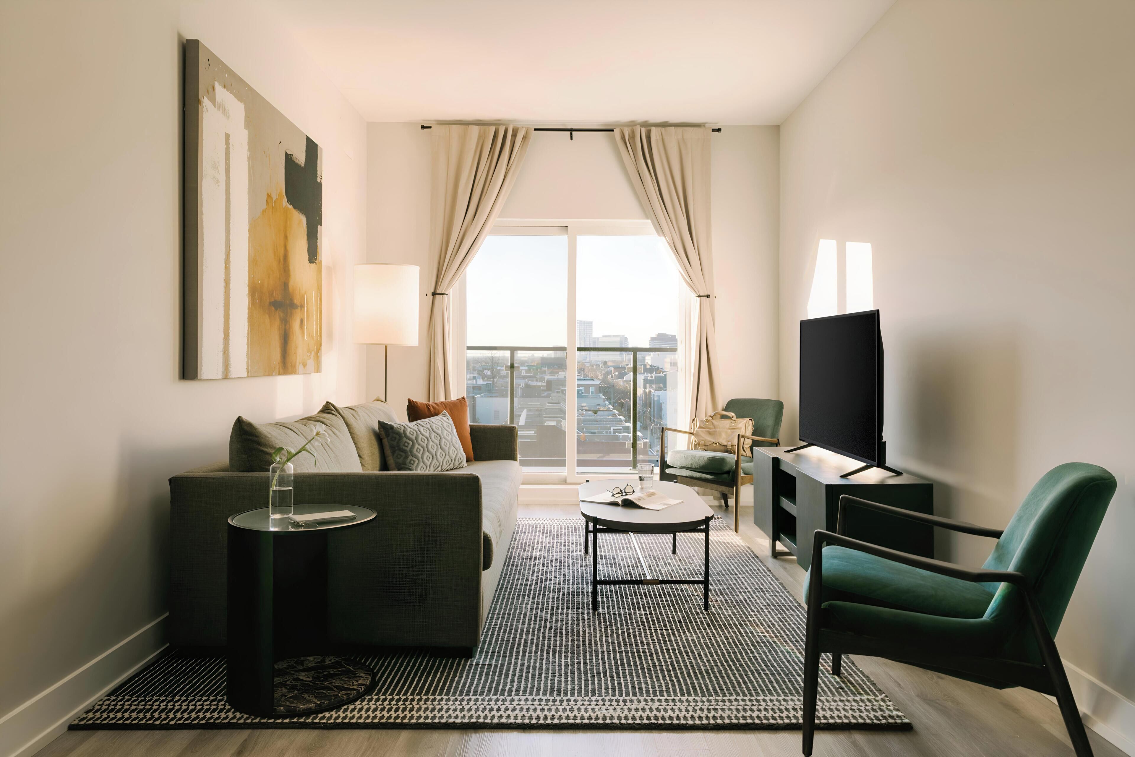 Apartamento Deluxe, 1 habitación, balcón, vistas a la ciudad | Zona de estar | Una Smart TV