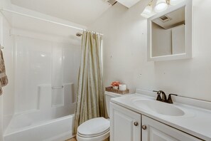 Secadora de cabello, toallas, jabón, papel de baño 