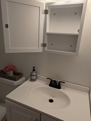 Hårføner, håndklær, såpe og toalettpapir