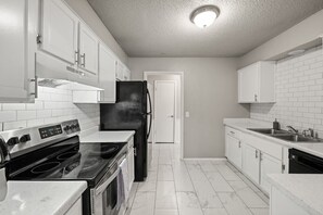 Kjøleskap, mikrobølgeovn, ovn og kokeplater