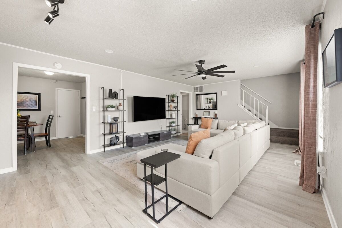 Televisión y chimenea 