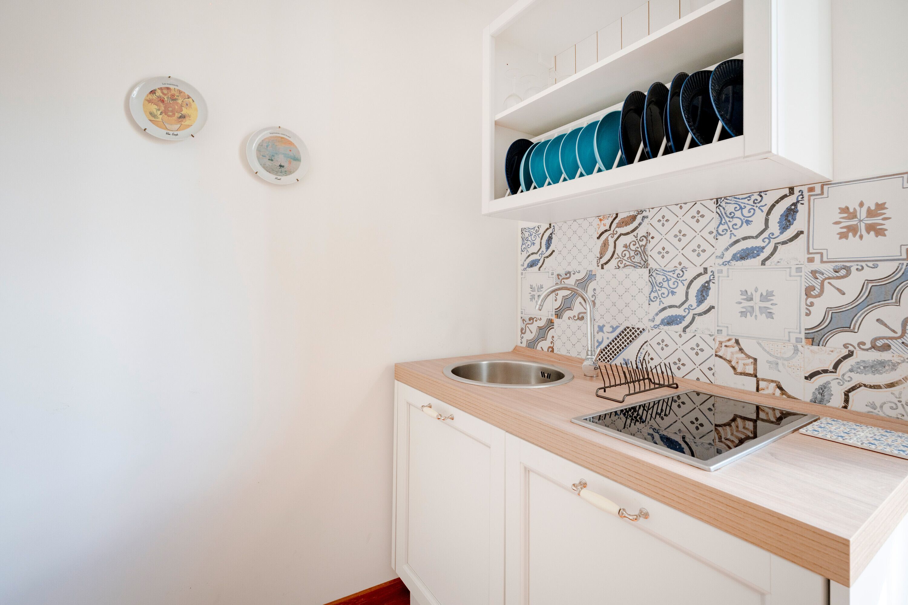 Kühlschrank, Herdplatte, Wasserkocher mit Kaffee-/Teezubehör