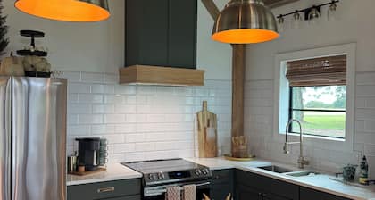 THE RIVER HOUSE Hammocks l Zipline l Pole Barn