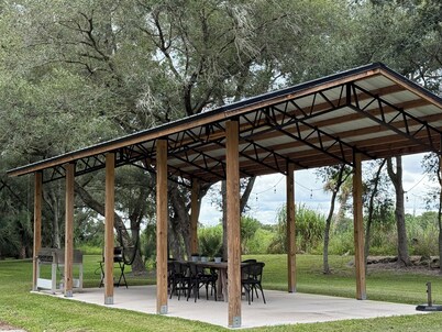 THE RIVER HOUSE Hammocks l Zipline l Pole Barn