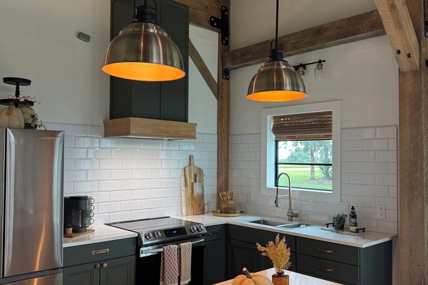 Mikrobølgeovn, ovn, kokeplater og oppvaskmaskin