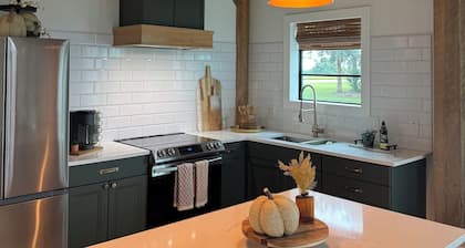 THE RIVER HOUSE Hammocks l Zipline l Pole Barn