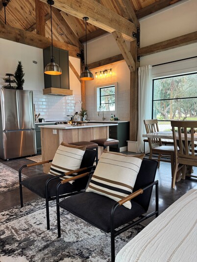 THE RIVER HOUSE Hammocks l Zipline l Pole Barn