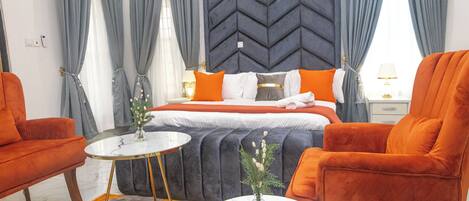 منزل | مكتب ومساحة عمل للكمبيوتر المحمول ومكواة/لوح كي وواي فاي مجانًا