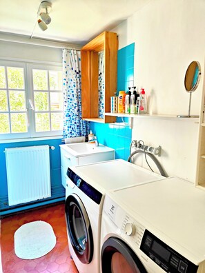 Douche, séchoir à cheveux, serviettes fournies, savon