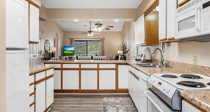 Newly Available Cozy & Clean Condo! 1 mile from Branson strip! Premier Hosts!