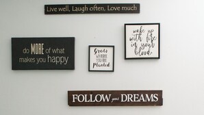Un mur orné de citations inspirantes et une étagère en métal.