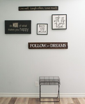 Interior - Terrific family and pet friendly apartment near shopping, dining & the theater. (Salem)