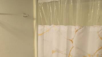 مجففات شعر، مراحيض شطف، مناشف، صابون